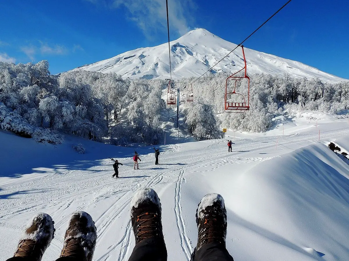 Telecabina del centro de ski Pillán en el volcán Villarrica, Pucón